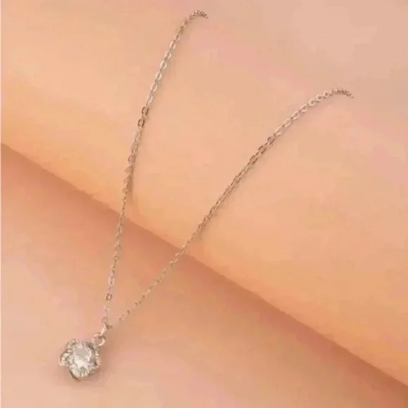 ⚠️Clearance🫧Silver Flower Charm Necklace - Picture 2 of 3